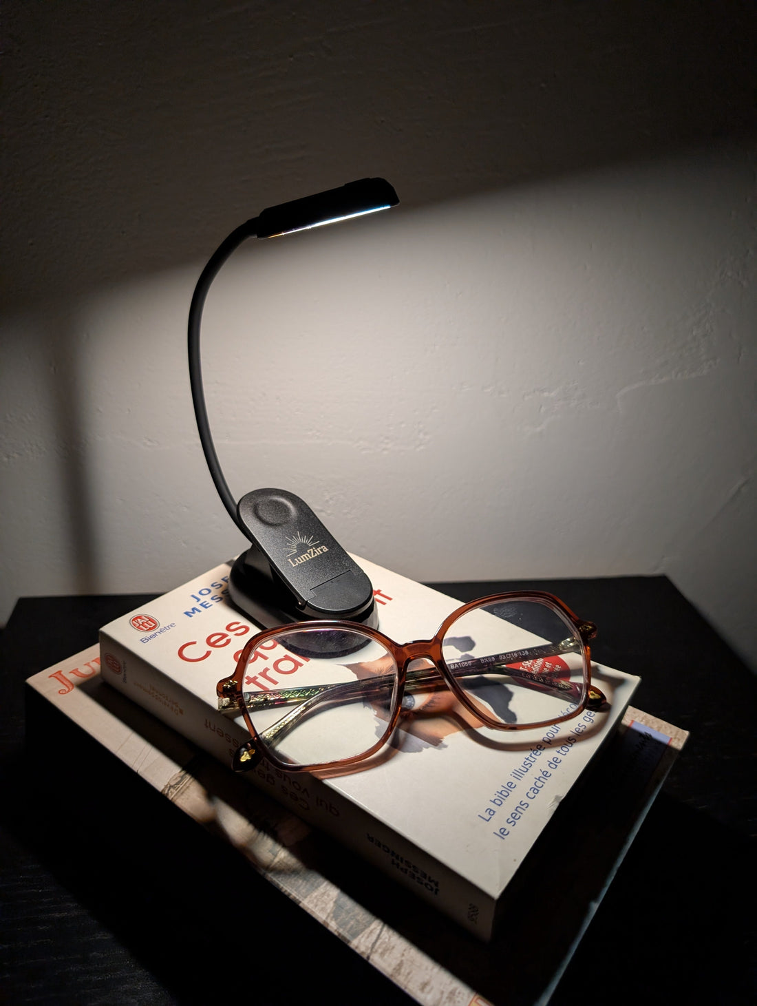 Découvrez les accessoires indispensables pour améliorer votre confort de lecture et lire plus longtemps sans fatigue oculaire.